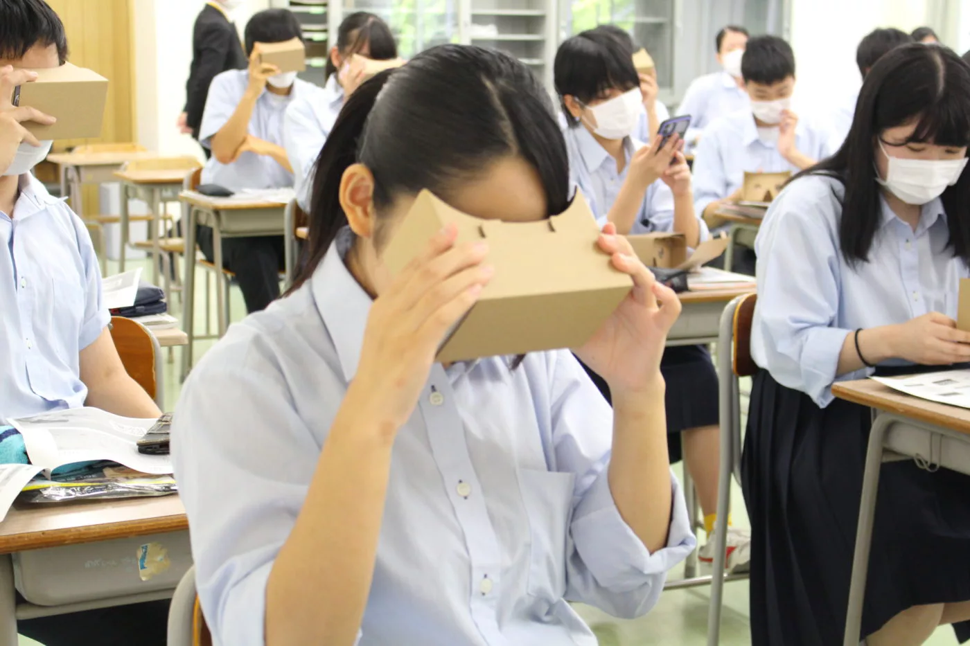 五泉高校VR授業 生徒がVRを体験している様子