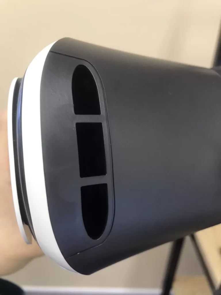 ダイソー 500円VRゴーグル ケーブル穴