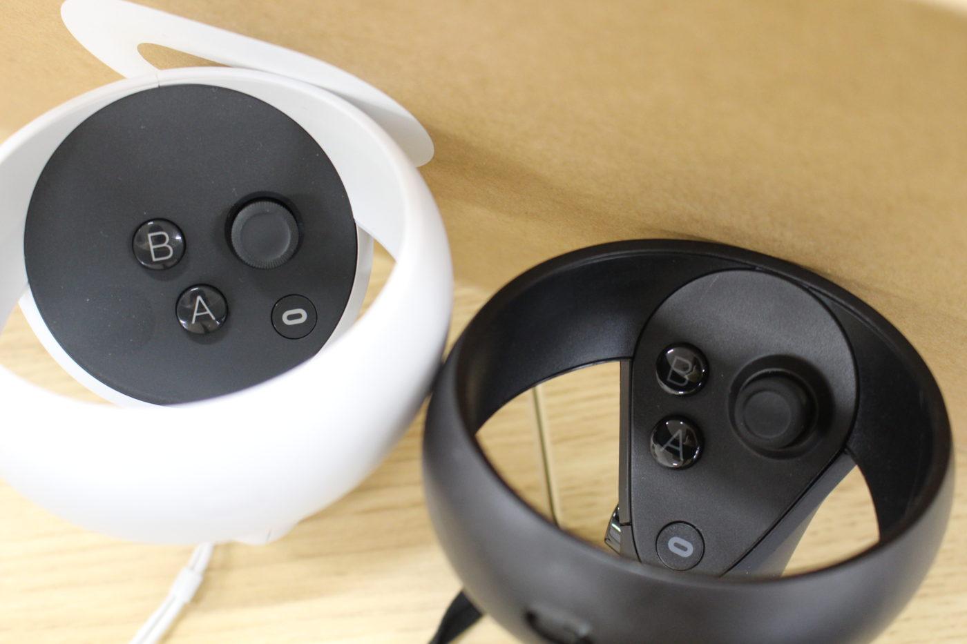 Oculus Questとコントローラーを比較